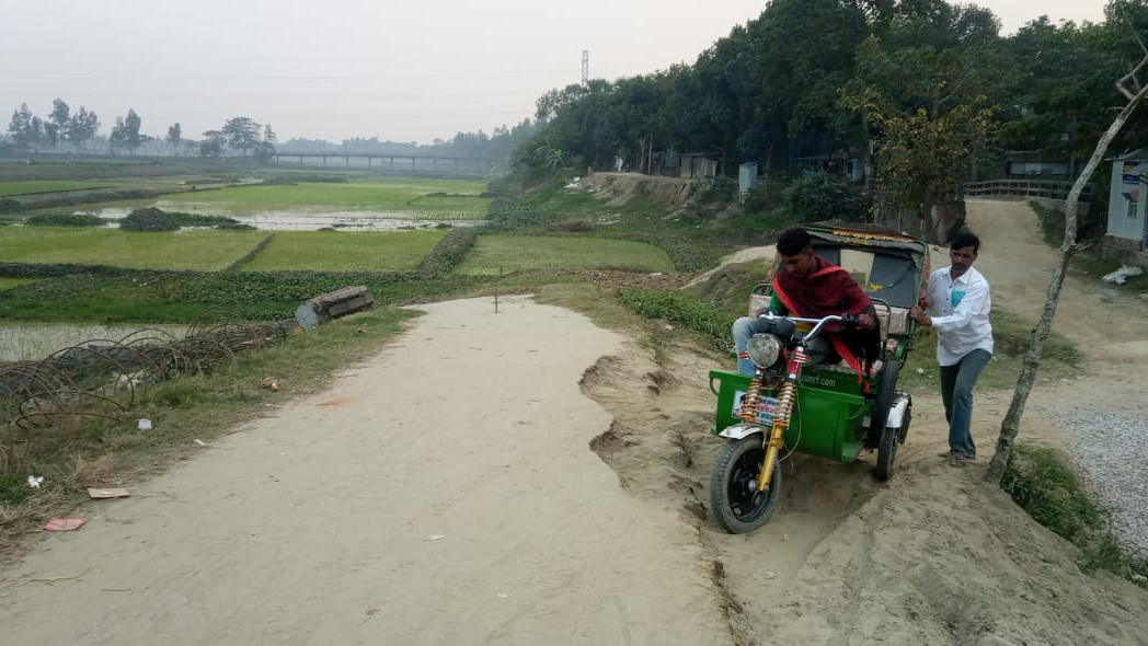 সেতুর অভাবে দুর্ভোগ হাজারো মানুষের