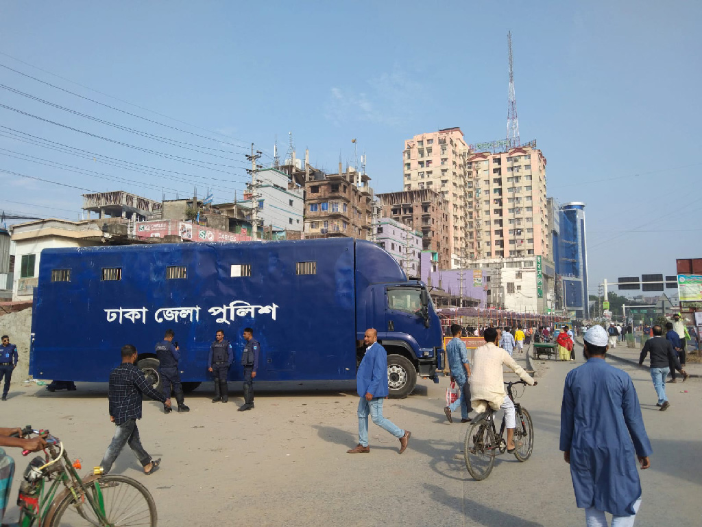 চেকপোস্টের পাশেই এনে রাখা হয়েছে প্রিজনভ্যান। সন্দেহজনক কাউকে পেলেই আটক করা হচ্ছে।