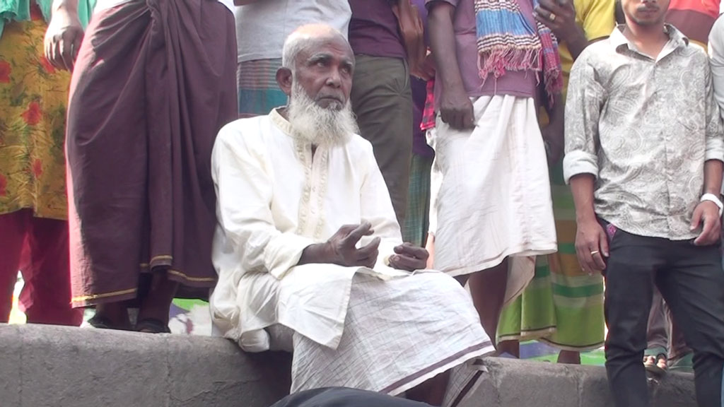 মহাসড়কে বাসচাপায় নিহত স্ত্রীর পাশে বসে নির্বাক বৃদ্ধ