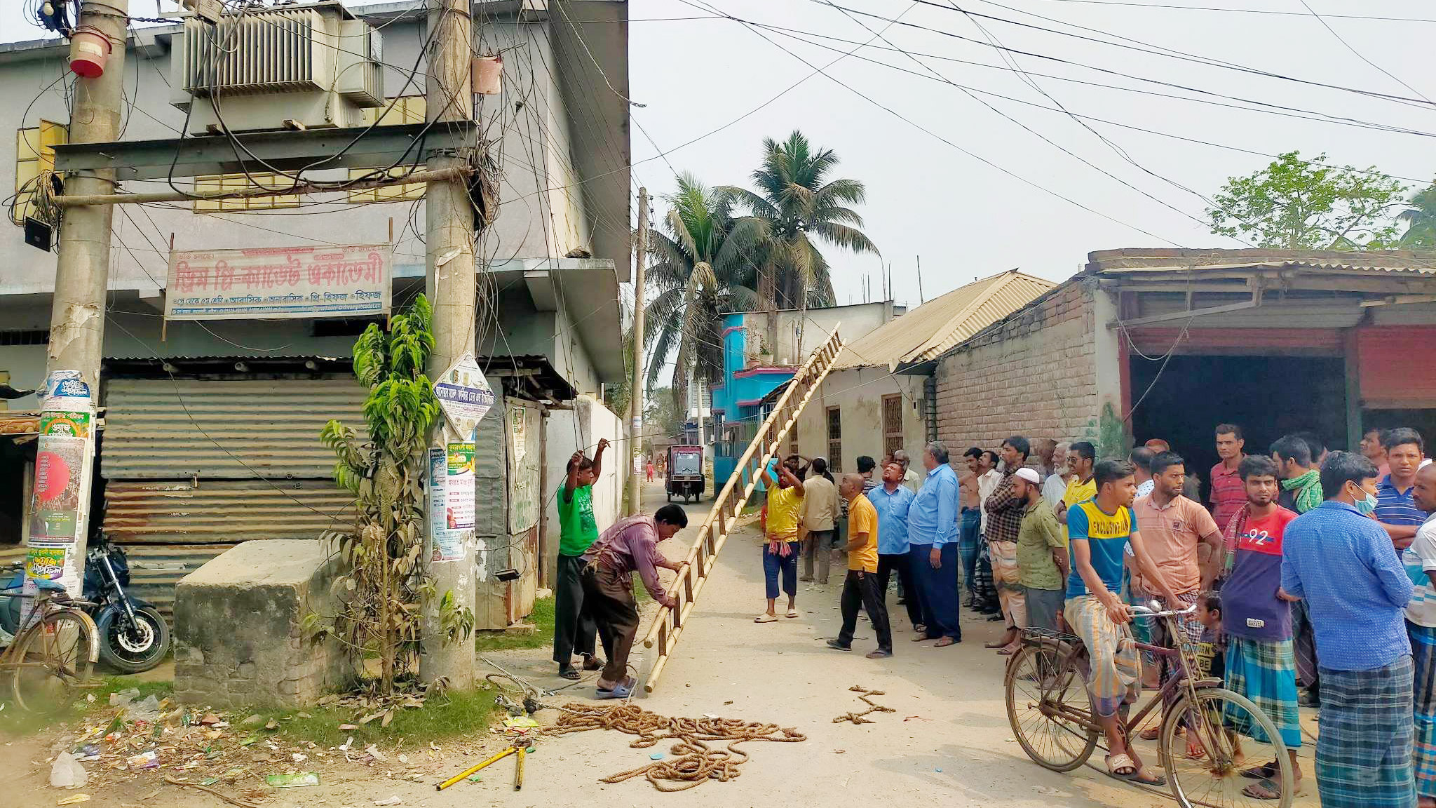 কুষ্টিয়ায় কাজ শেষ হওয়ার আগেই বিদ্যুৎ সংযোগ চালু, শ্রমিকের মৃত্যু