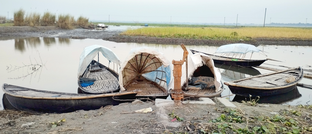 ডিঙি নৌকা নিয়ে সারা রাত চলনবিলে মাছ শিকার করেন জেলেরা। সকালে বিলের ধারের রাস্তায় পোঁতা টিউবওয়েলটিতে শিকলে বেঁধে রাখেন নৌকাগুলো। ১৬ নভেম্বর ২০২৩, হরিপুর ইউনিয়ন, চাটমোহর, পাবনা। ছবি: শুভাশীষ ভট্টাচার্য