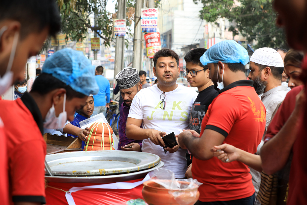 ইফতার আয়োজনে মানুষের পছন্দের তালিকার শীর্ষে থাকে হালিম। ক্রেতাদের উপচে পড়া ভিড়। ছবি: ওমর ফারুক