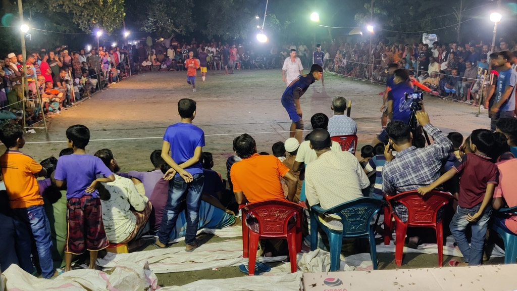 দাঁড়িয়াবান্ধায় জমজমাট   বালিয়াডাঙ্গার মাঠ