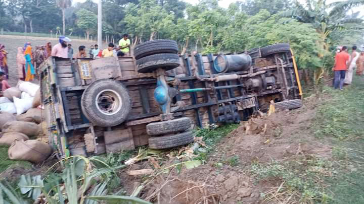 সাতক্ষীরার পাটকেলঘাটায় ধানবোঝাই ট্রাক উল্টে নিহত ২ 