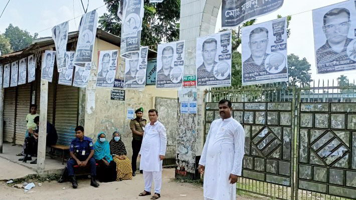 ভোট কেন্দ্রের দুয়ারে প্রতিদ্বন্দ্বী ২ প্রার্থী