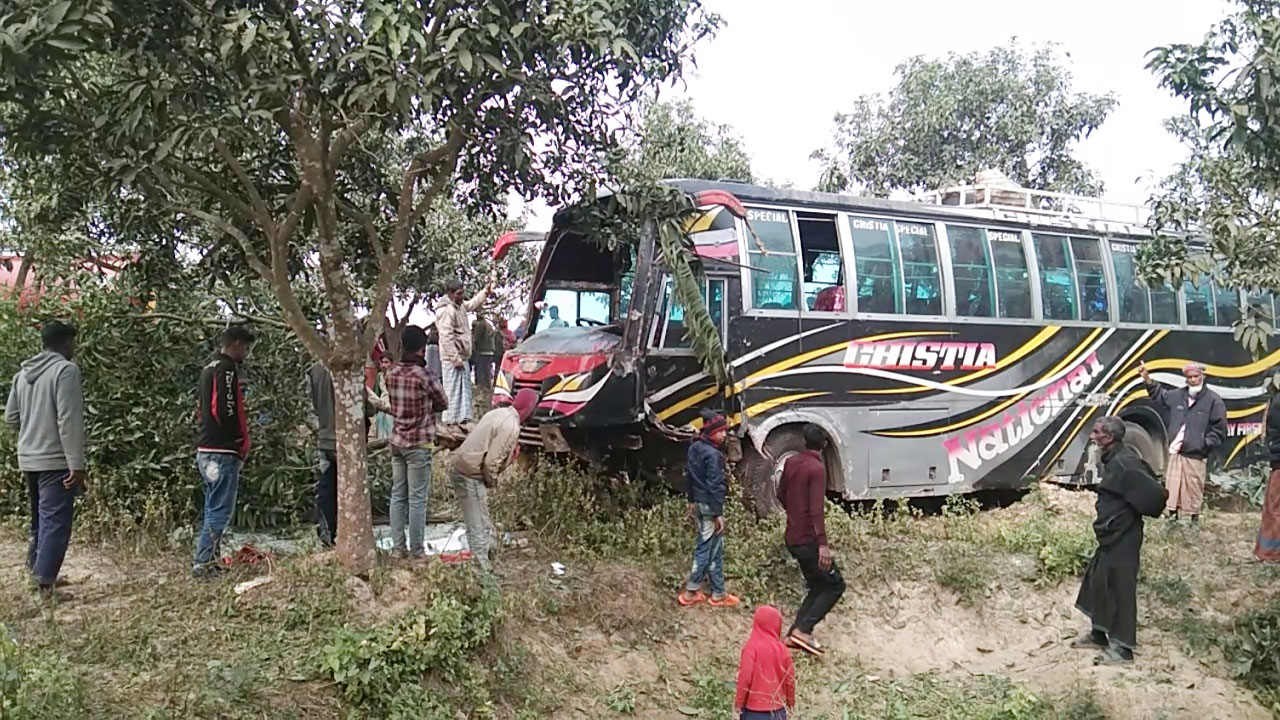 ট্রাক্টরকে ওভারটেক করতে গিয়ে ভ্যানকে বাসের চাপা, নানি-নাতনি নিহত