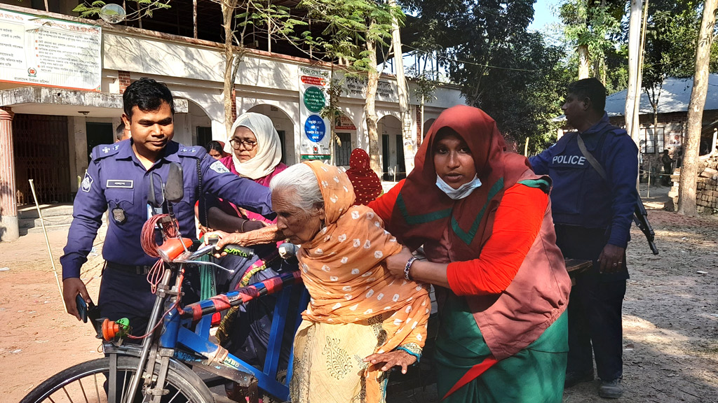 ‘হাউসে হাউসে মুই ভোট গিনা দিনু’