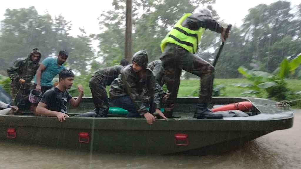 ফেনীতে স্মরণকালের ভয়াবহ বন্যা, দিশেহারা মানুষ