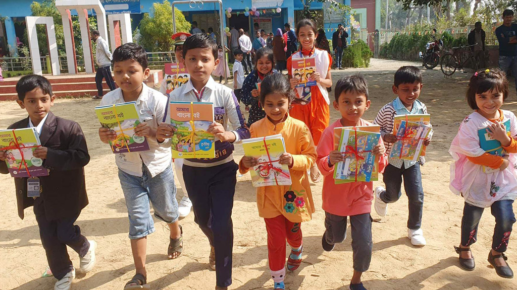 স্কুলে শিক্ষার্থীদের হাতে  হাতে নতুন পাঠ্যবই