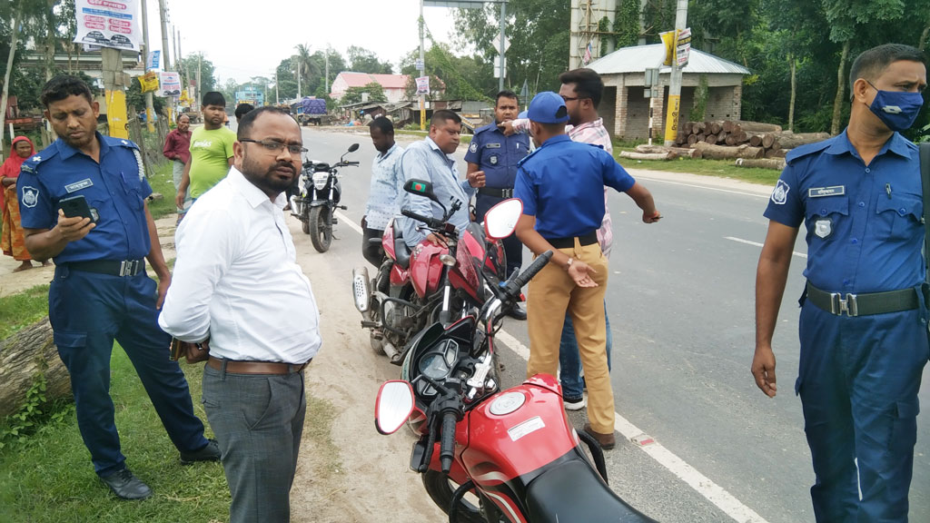 সড়ক আইন না মানায় অধ্যক্ষকে ৫ হাজার টাকা জরিমানা 