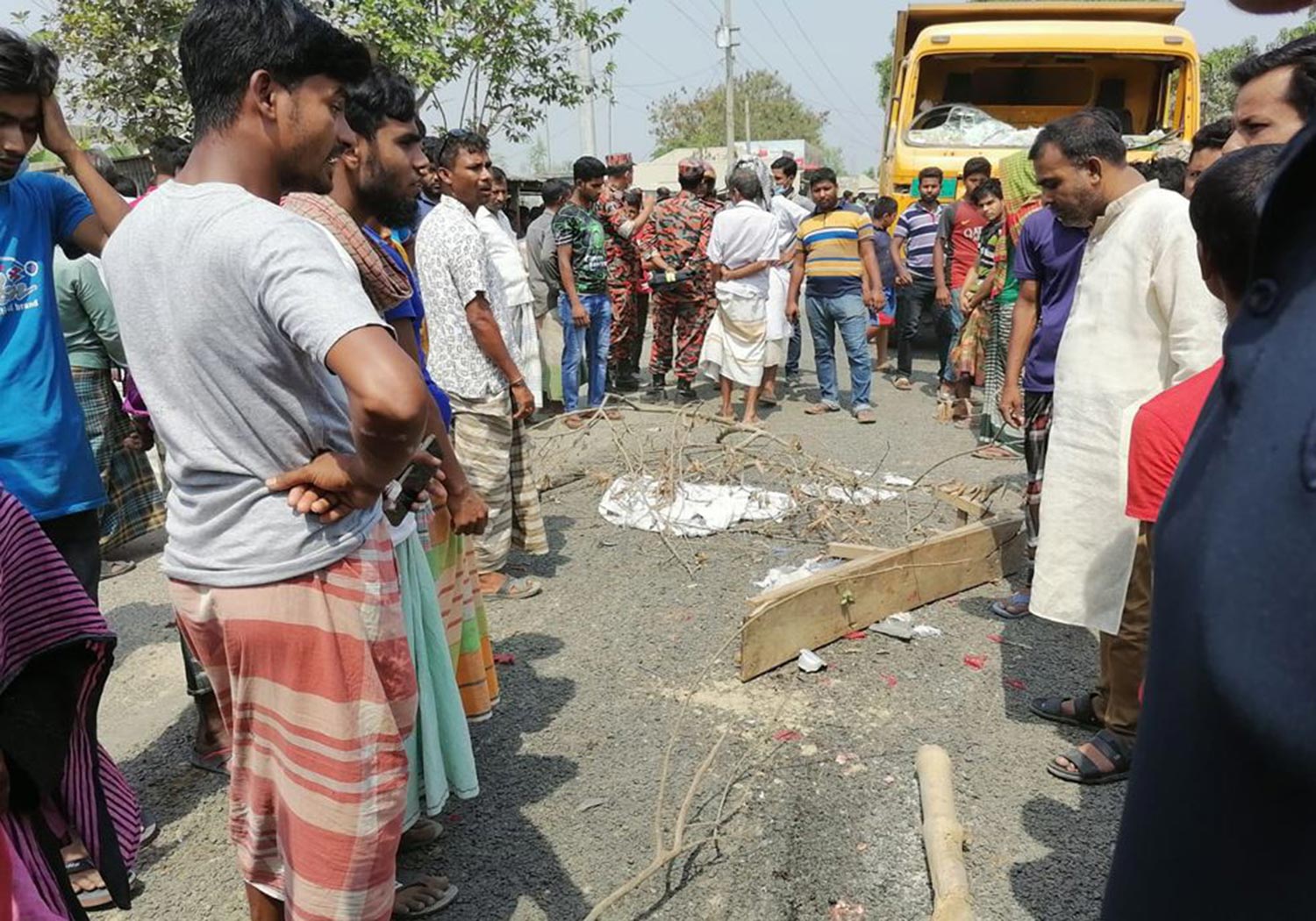 পাবনায় ট্রাকচাপায় বাবা–মেয়ের মৃত্যু