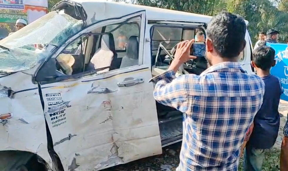 কুলাউড়ায় ট্রেনের ধাক্কায় দুমড়েমুচড়ে গেল মাইক্রোবাস, আহত ৪