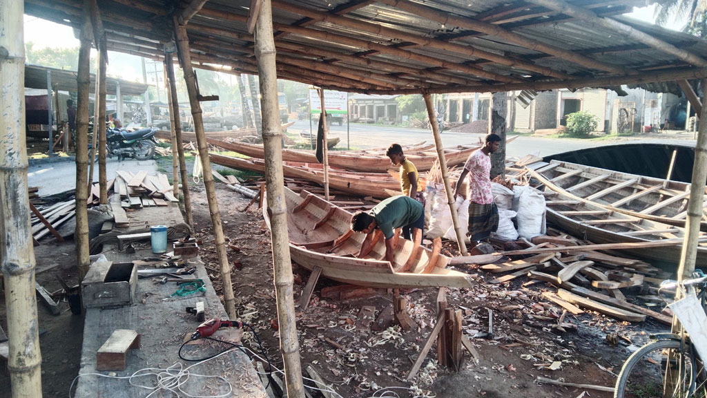 খুলনা-সাতক্ষীরা মহাসড়কের পাশের এই কারখানায় সারা বছর চলে নৌকা তৈরির কাজ। এ নৌকা সাতক্ষীরা ও খুলনার বিভিন্ন এলাকায় পাঠানো হয়। পাটকেলঘাটার বল ফিল্ড মোড়ে নৌকা তৈরির কারখানা, সাতক্ষীরা, ১২ মার্চ ২০২৪। ছবি: মুজিবুর রহমান