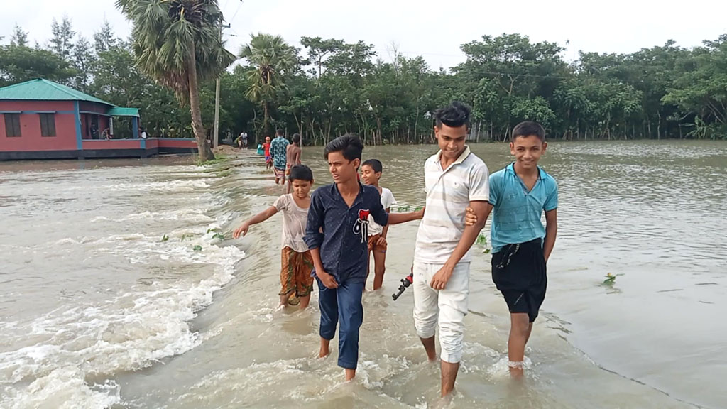 লক্ষ্মীপুরে বন্যা পরিস্থিতির অবনতি, পানিবন্দী সাড়ে ৪ লাখ মানুষ