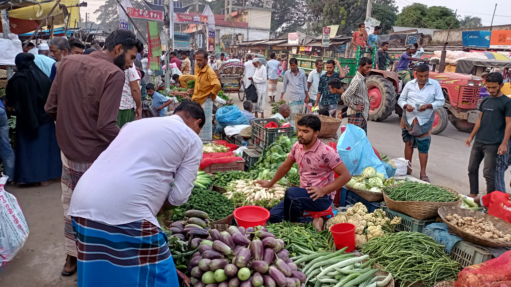 দ্রব্যমূল্যে দিশেহারা ক্রেতা