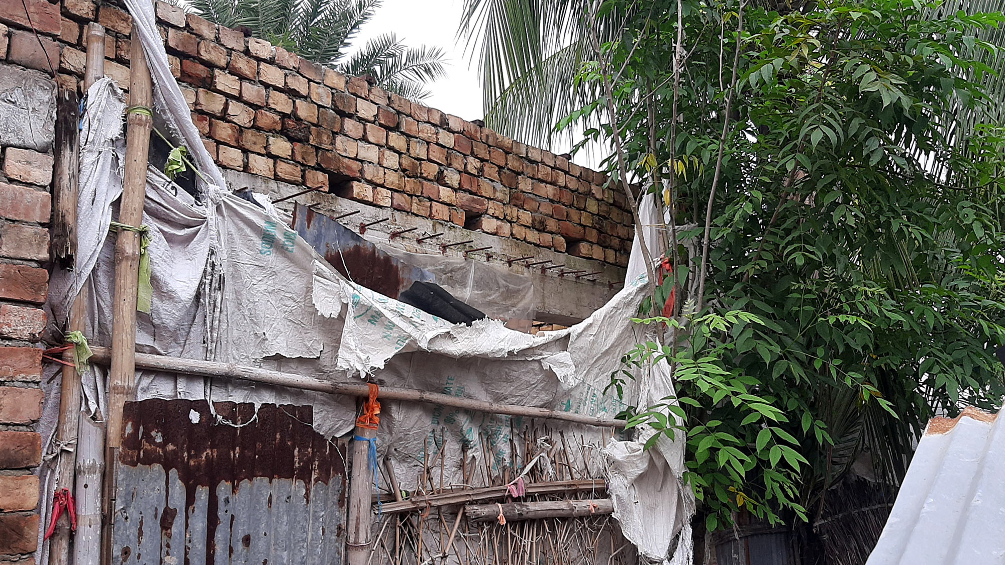 নাজিমগঞ্জে সরকারি জমিতে তৈরি হচ্ছে ব্যবসা প্রতিষ্ঠান ও ঘরবাড়ি 