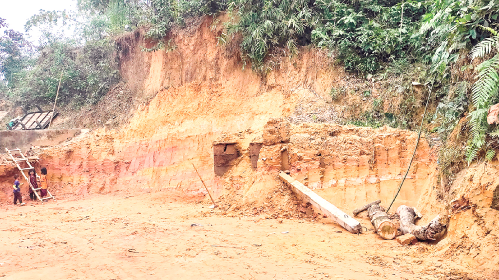 নবীগঞ্জে অবাধে চলছে পাহাড়-টিলা কাটা