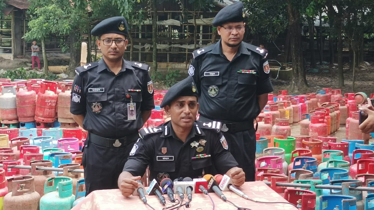সীতাকুণ্ডে ১০ হাজার অবৈধ এলপিজি সিলিন্ডারসহ ৯ জন গ্রেপ্তার