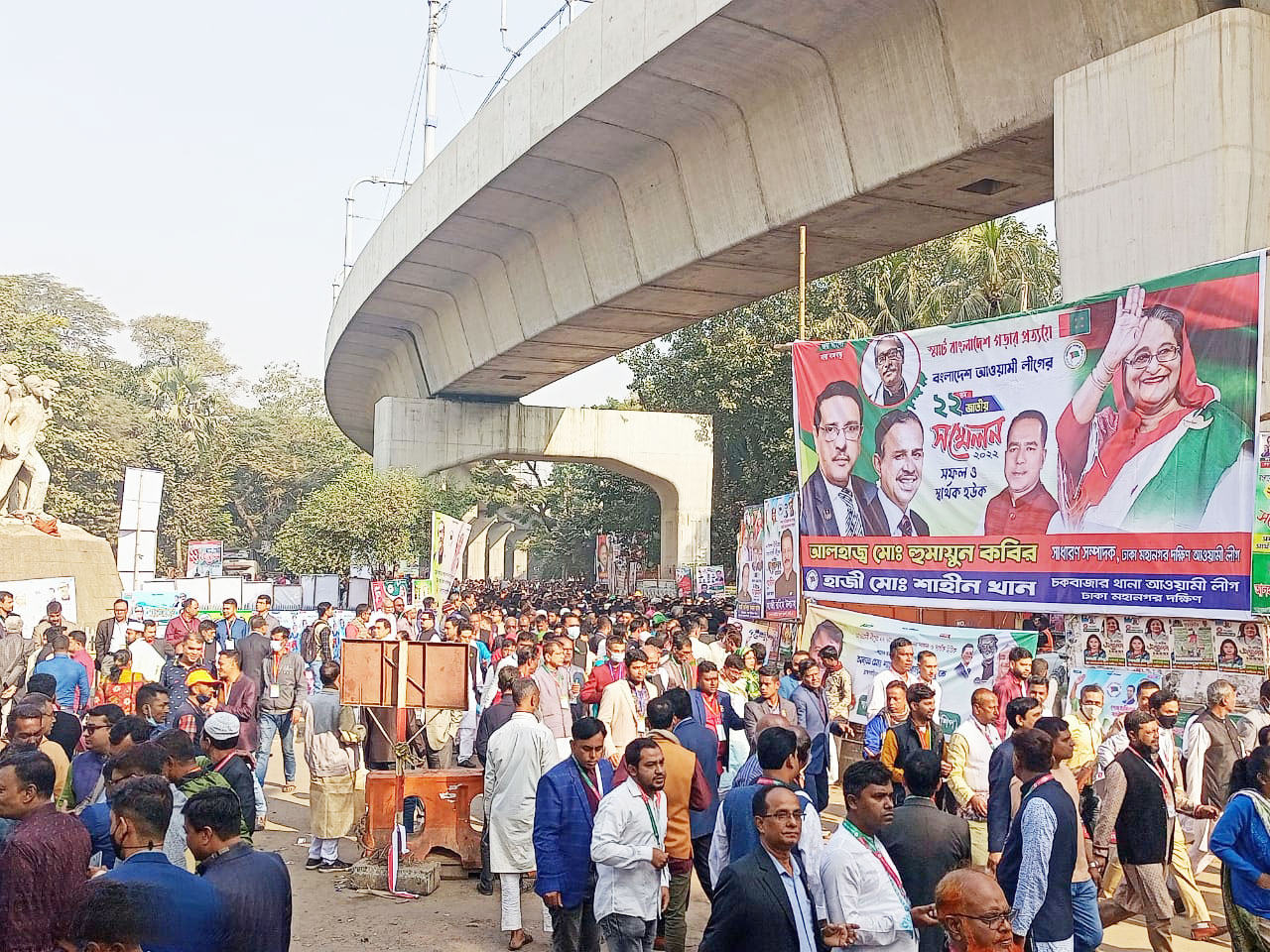 টিএসসি চত্বর থেকে সম্মেলন কেন্দ্রে যাচ্ছেন নেতা-কর্মীরা। ছবি: নাজমুল হাসান সাগর