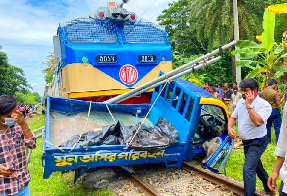 ট্রেন চালকের দক্ষতায় শত শত যাত্রীর প্রাণ রক্ষা