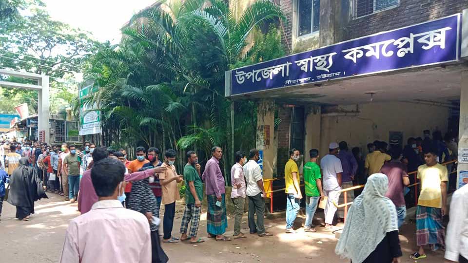 রোগীর ভিড় সামলাতে হিমশিম
