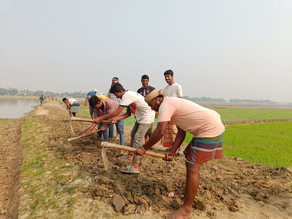 গত ৭-৮ বছর ধরে প্রতি শুকনো মৌসুমে নিজেদের উদ্যোগে ৩ কিলোমিটার রাস্তা মেরামত করেন স্থানীয় মোটরসাইকেল চালকেরা। সরাইল উপজেলার রাণীদিয়া-বড়ইছাড়া সড়ক থেকে তোলা, ব্রাহ্মণবাড়িয়া। ছবি: মোহাম্মদ মনসুর আলী