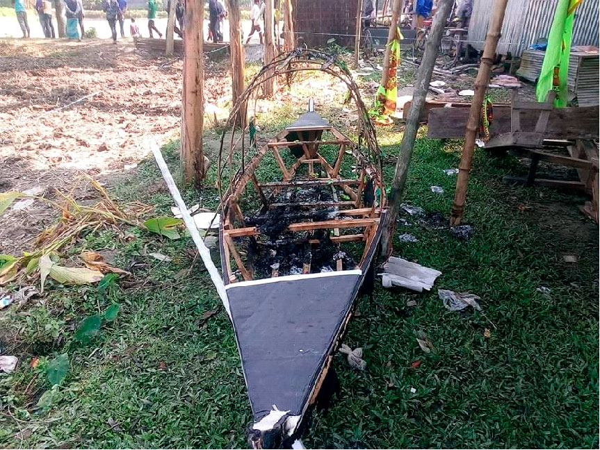 নৌকায় আগুন দিল দুর্বৃত্তরা