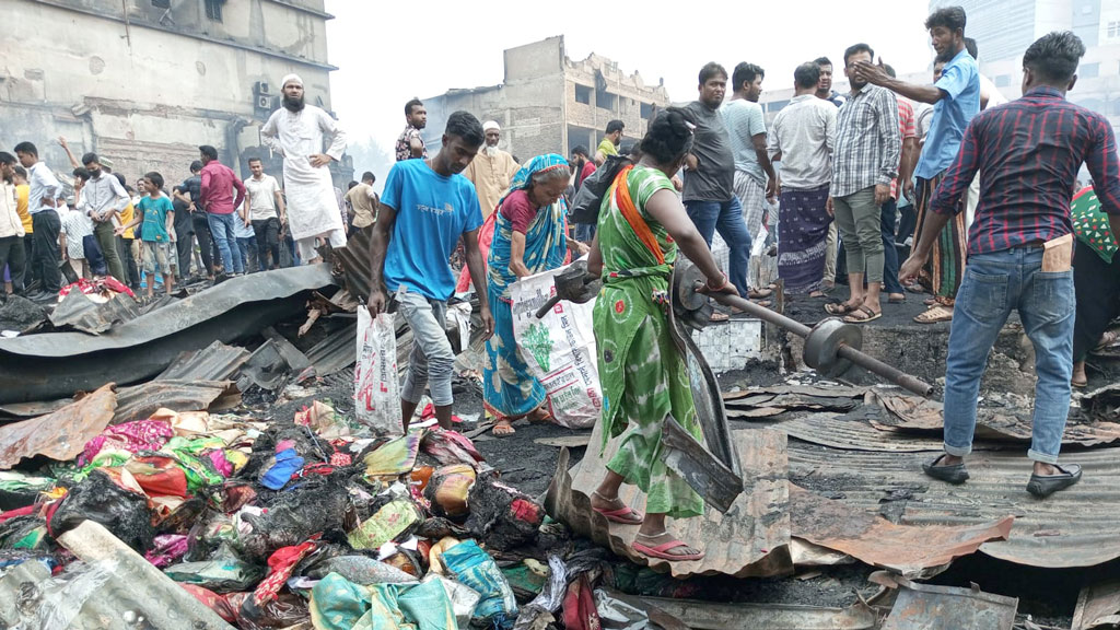 স্তূপ থেকে ভালো কাপড় ও লোহা খুঁজে নিয়ে যাচ্ছে অনেকে  