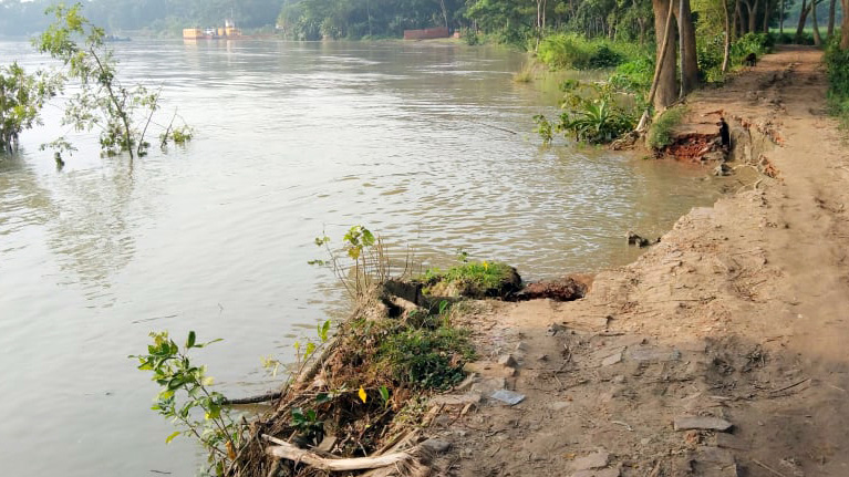 ভাঙনে ছোট হচ্ছে জনপদ