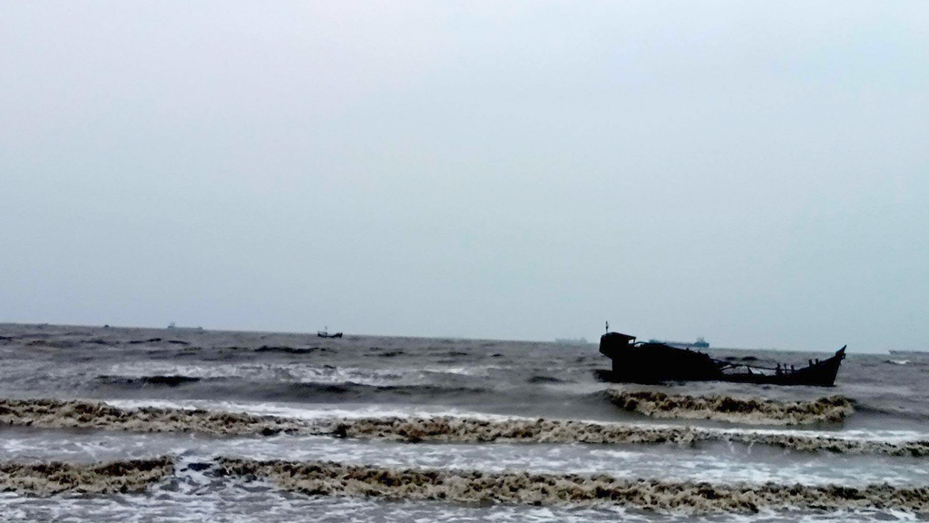 বঙ্গোপসাগরে লবণবাহী ৫ ট্রলার ডুবি, নিখোঁজ ১