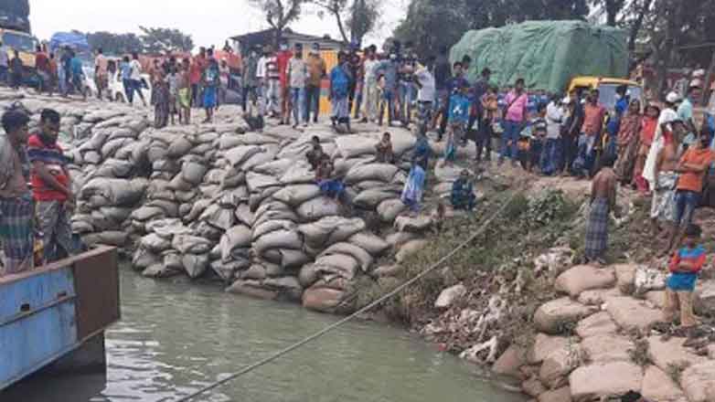 নিয়ন্ত্রণ হারিয়ে মাইক্রোবাস পদ্মায়