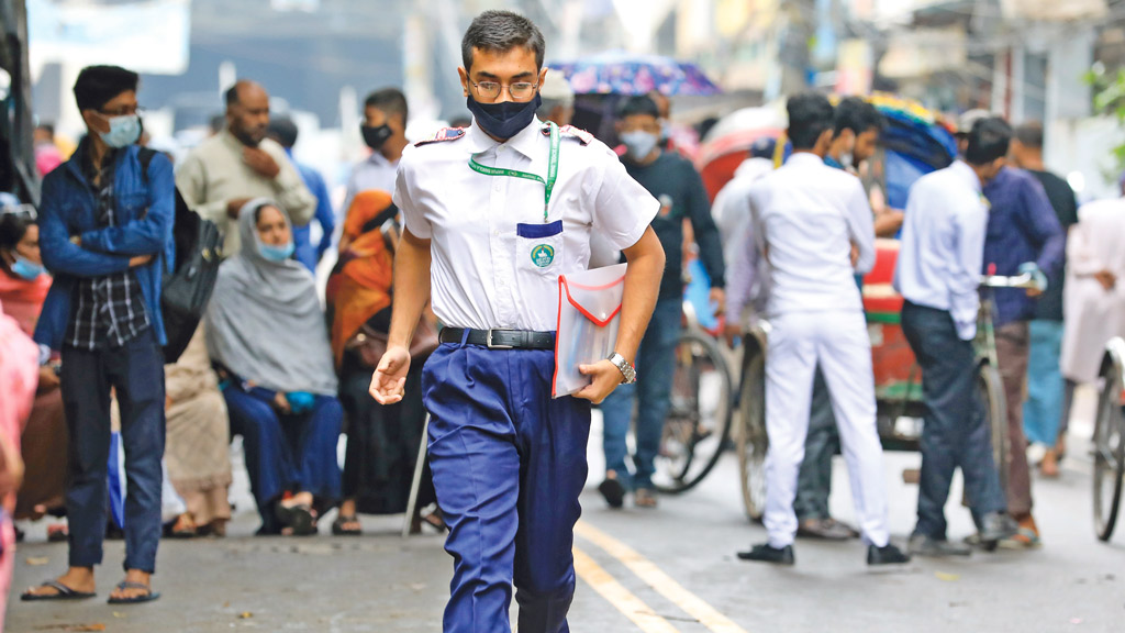 যানজট ও বৃষ্টিতে পরীক্ষার্থীদের ভোগান্তি