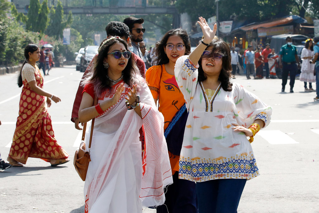 প্রচণ্ড গরমের মধ্যেও আনন্দ উদ্দীপনায় ভাটা পড়েনি। শত শত মানুষ অংশ নেয় বর্ষবরণ উৎসবে।