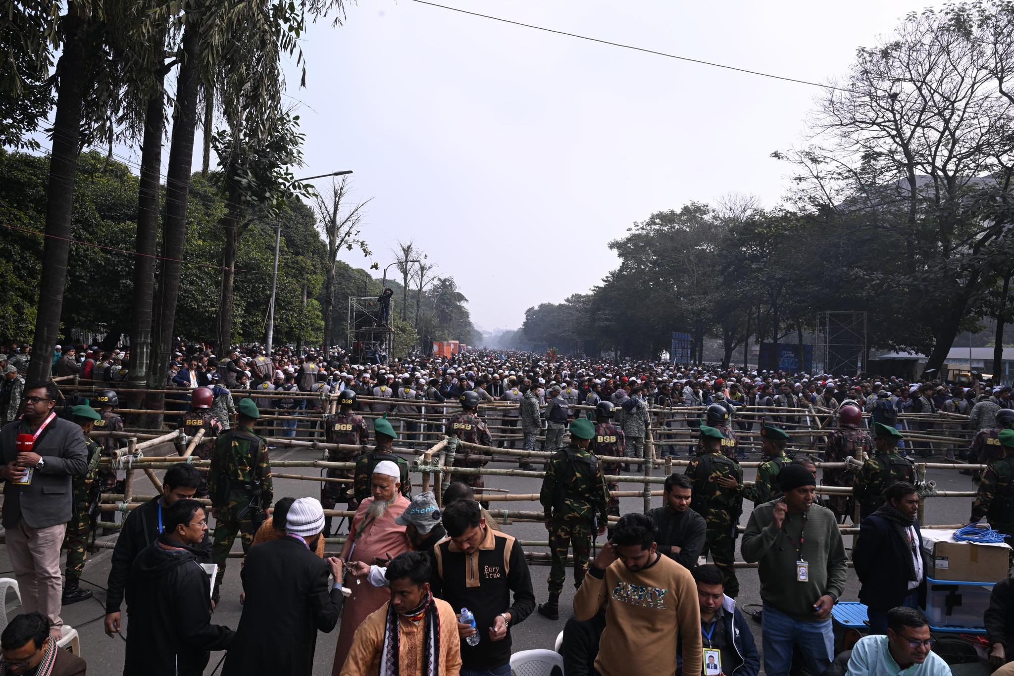 পতাকায় মোড়ানো গাড়িতে খালেদা জিয়ার অন্তিমযাত্রা, মানিক মিয়া অ্যাভিনিউ জনসমুদ্র