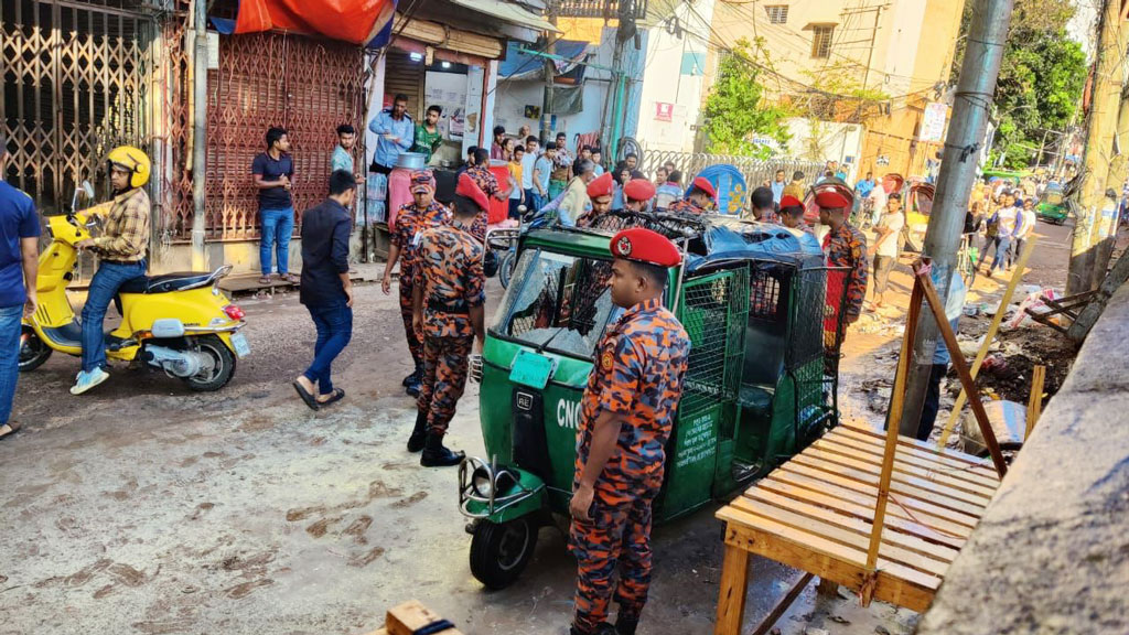 সিদ্দিকবাজারে সিএনজি অটোরিকশায় ককটেল বিস্ফোরণ