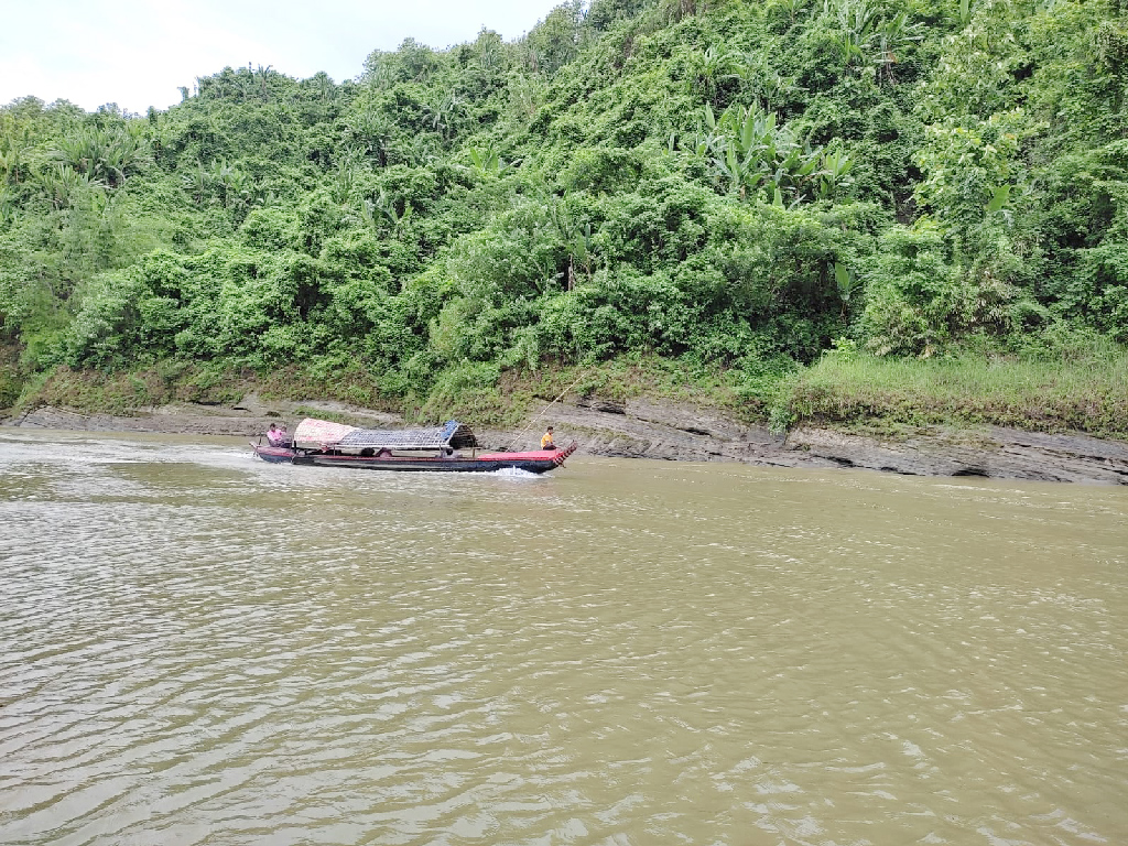 মাতামুহুরী নদীতে মাছ শিকারে নেমেছে জেলেরা। চকরিয়া, কক্সবাজার, ২৯ জানুয়ারি ২০২৩। ছবি: বাপ্পি শাহরিয়ার