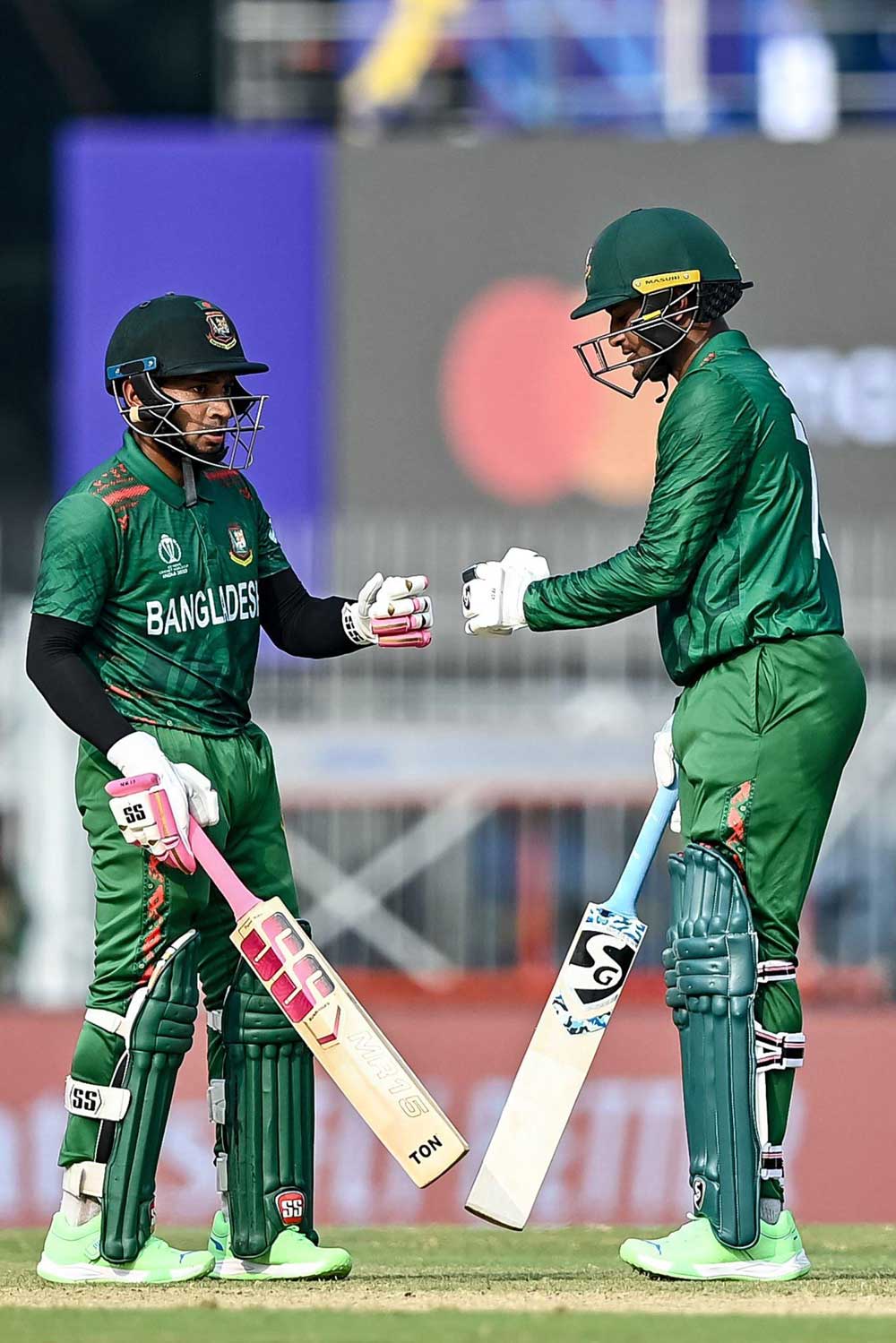 নিউজিল্যান্ডের বিপক্ষে আজও শুরুতেই নাই হয়ে যায় বাংলাদেশের টপ অর্ডার। শুরুর সেই ধাক্কা সামলিয়ে দলের হাল ধরেছিলেন সাকিব আল হাসান–মুশফিকুর রহিম। পঞ্চম উইকেটে ৯৬ রানের জুটি গড়েন দুজনে। ম্যাচ হেরে যাওয়ায় দলের কোনো কাজে আসেনি তাঁদের করা জুটির রান। ছবি: এএফপি