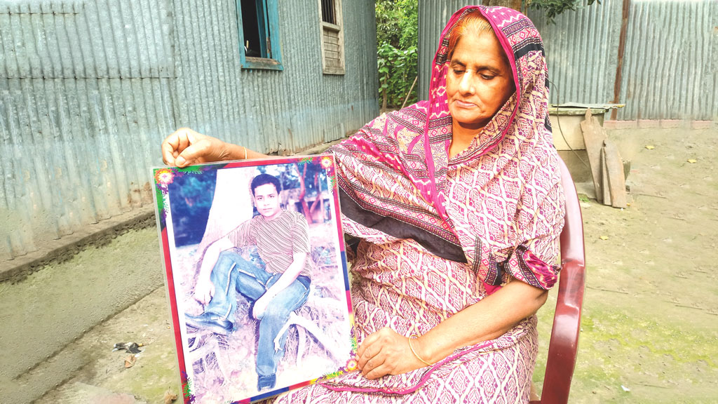 পুত্রশোকে পাথর হয়ে গেছেন বেনু বেগম