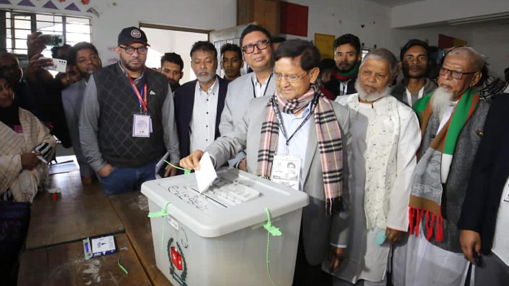 ৮-১০টি ছাড়া আর সব কেন্দ্রে ভোটের পরিবেশ ভালো: দস্তগীর গাজী