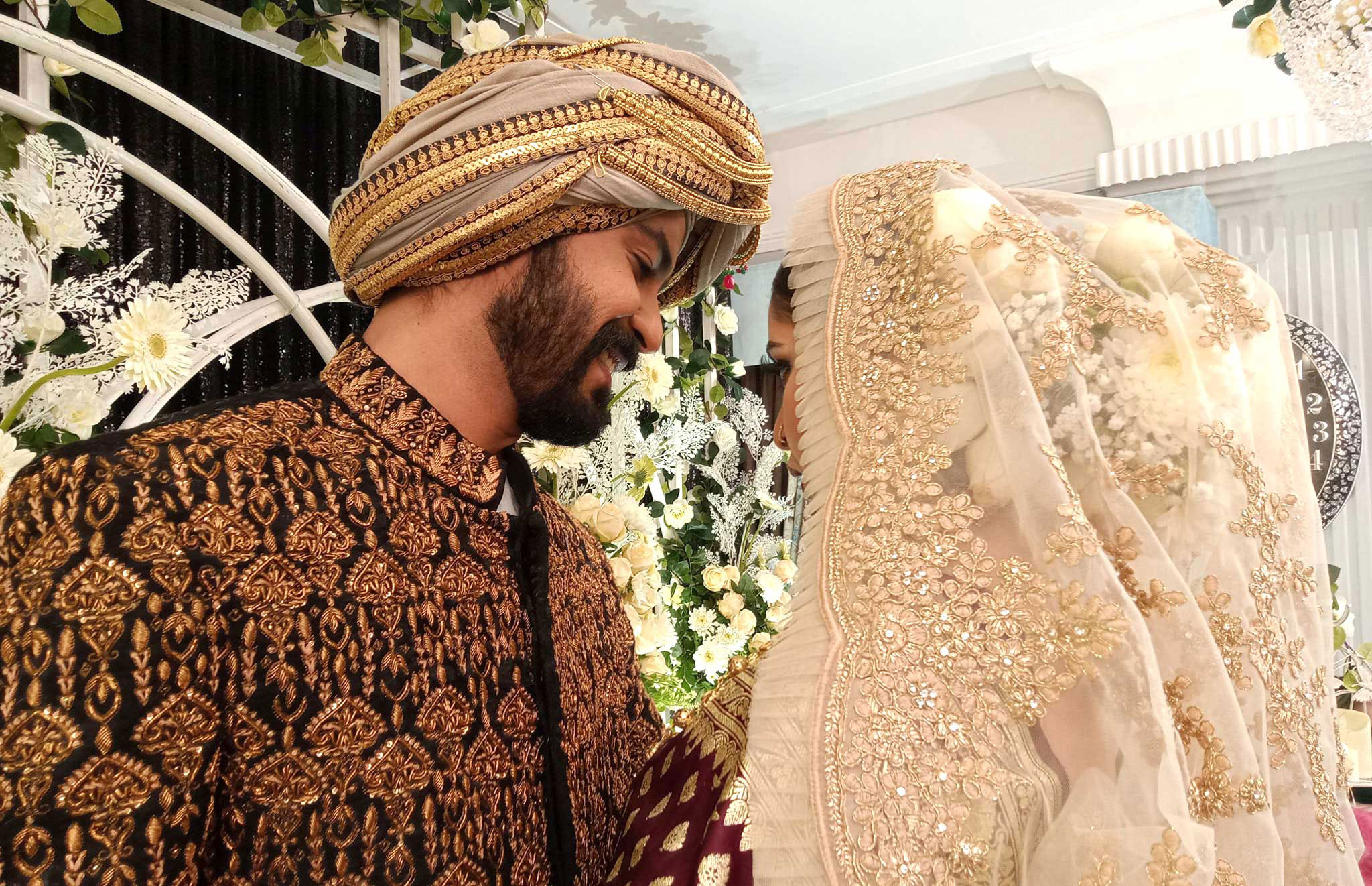 চোখে চোখে রাজ-পরীর ভালোবাসা বিনিময়