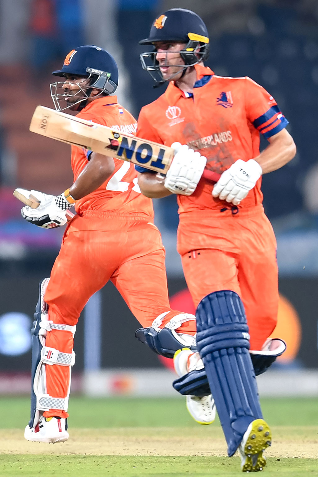 ৩২৩ রানের লক্ষ্য তাড়ায় নেমে দ্রুত উইকেট হারায় নেদারল্যান্ডস। চতুর্থ উইকেটে ৫০ রানের একটি জুটি গড়েছেন কলিন আকেরম্যান ও তেজা নিদামানুরু। দারুণ ব্যাটিংয়ে ফিফটি করেছেন আকেরম্যান (৬৯)। ছবি: এএফপি