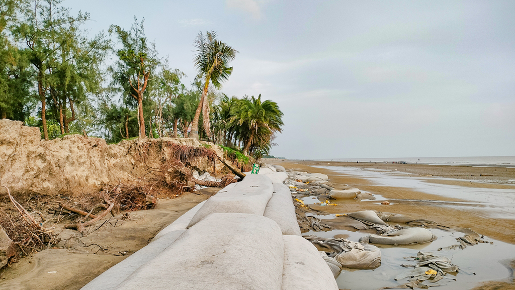 ভাঙনে বিবর্ণ পারকি, হারাচ্ছে পর্যটক