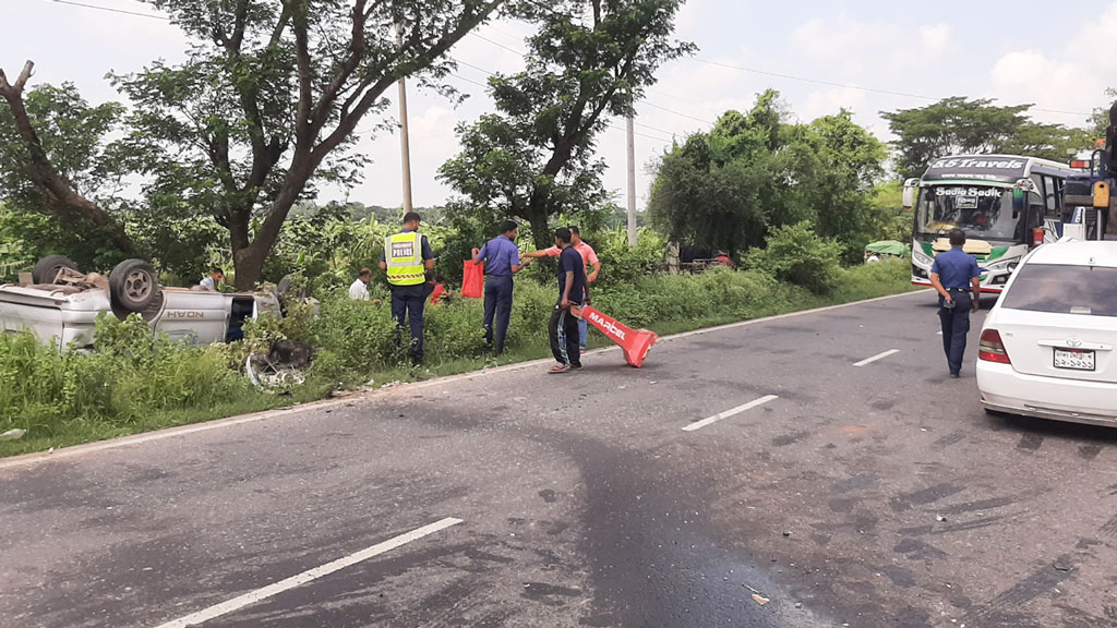 বড়াইগ্রামে মাইক্রোবাস ও প্রাইভেট কারের সংঘর্ষ, আম ব্যবসায়ী নিহত