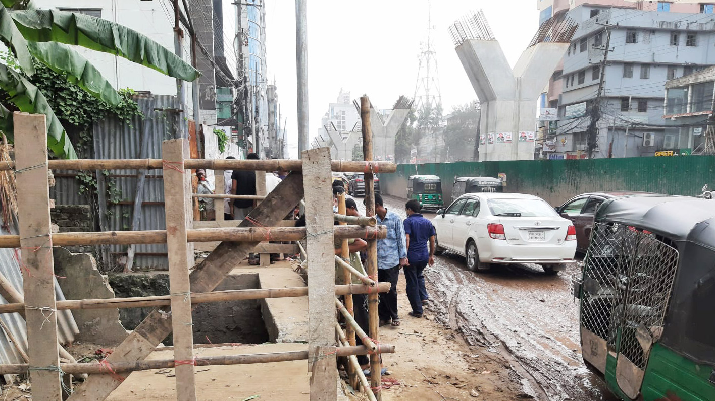 একই নালায় চার দিনে পড়েছেন সাতজন