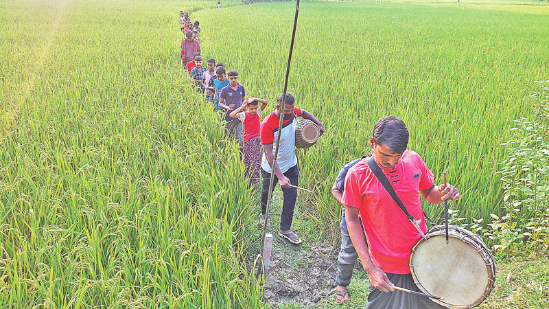 বাদ্যযন্ত্র বাজিয়ে বুঝিয়ে দেওয়া হলো জমি