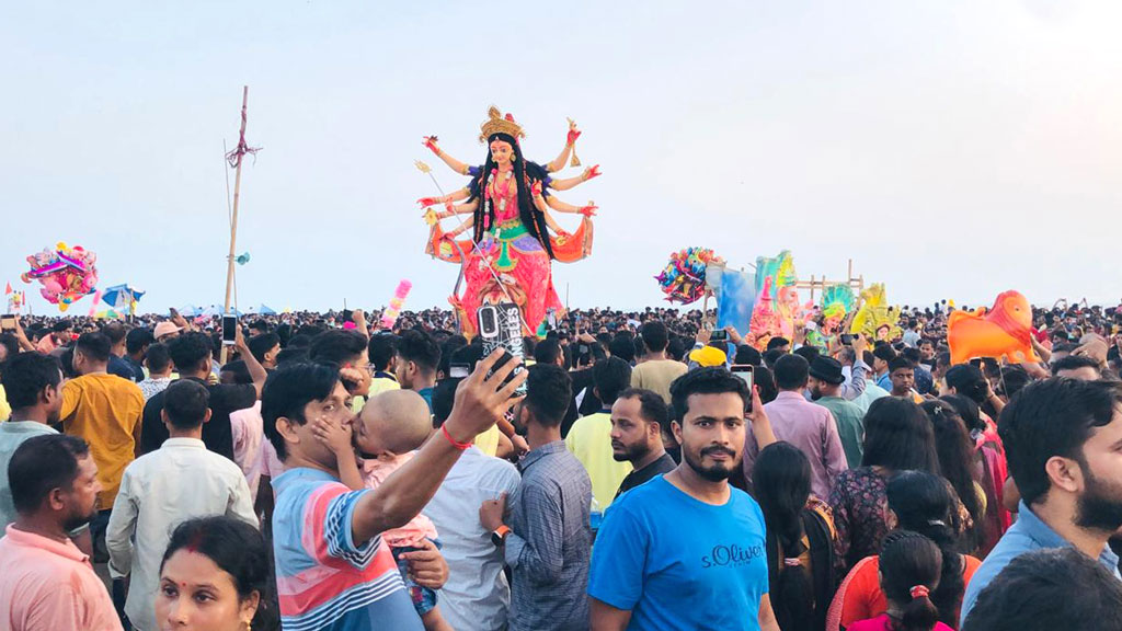 কক্সবাজার সমুদ্রসৈকতে দেশের বৃহত্তম প্রতিমা বিসর্জন