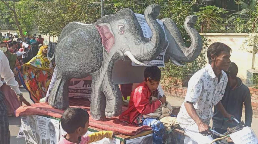কর্কশিট দিয়ে বানানো হয়েছে তৈমূর আলম খন্দকারের নির্বাচনী প্রতীক হাতি। ভ্যানের ওপর এই হাতি তুলে চলছে অভিনব প্রচারণা।