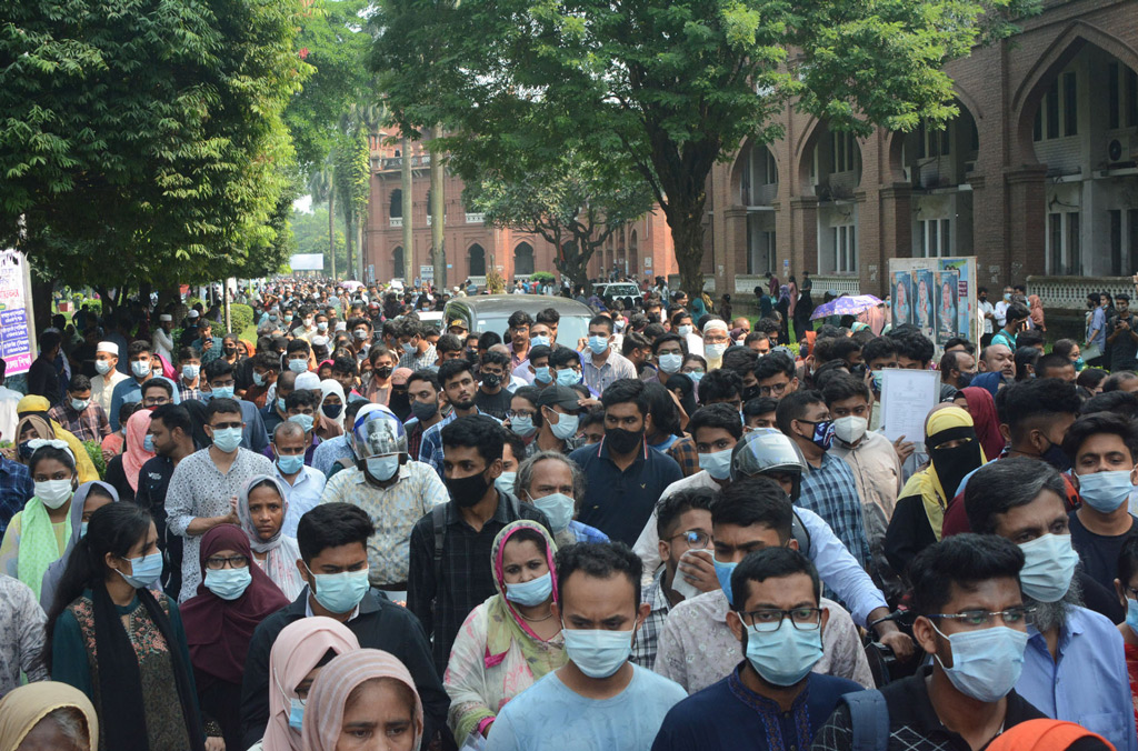 বিশ্ববিদ্যালয়ে ভর্তি নিয়ে দোটানায় শিক্ষার্থীরা