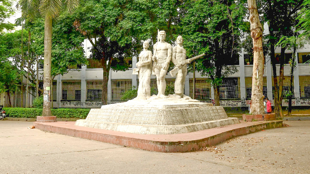 শাড়ি ও প্রেমিক ঢাকা বিশ্ববিদ্যালয়