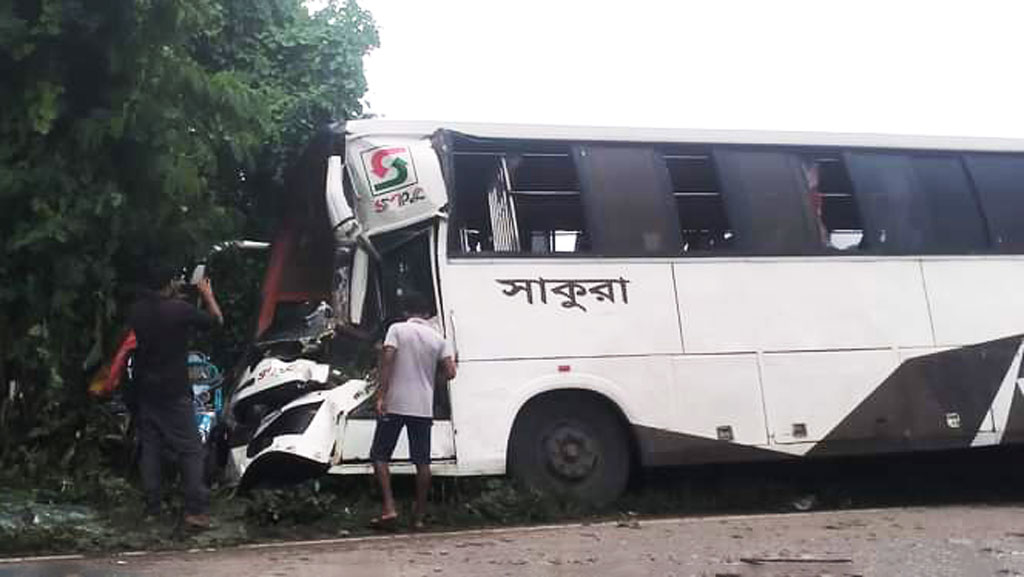 গোপালগঞ্জে বাস-ট্রাকের চাপায় ইজিবাইক, নিহত ৪ 